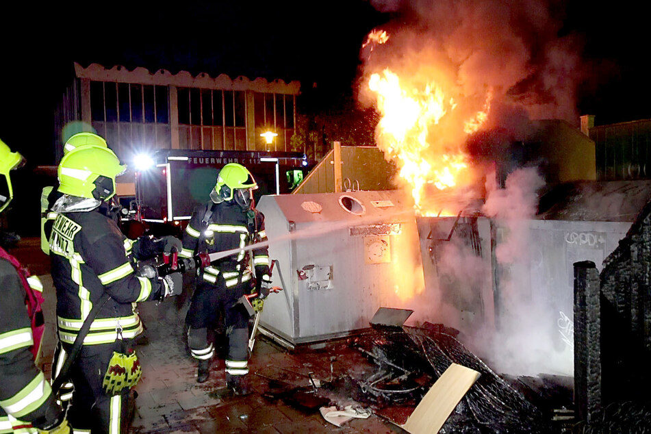 In der Waisenstraße fackelte ein Altkleidercontainer ab.