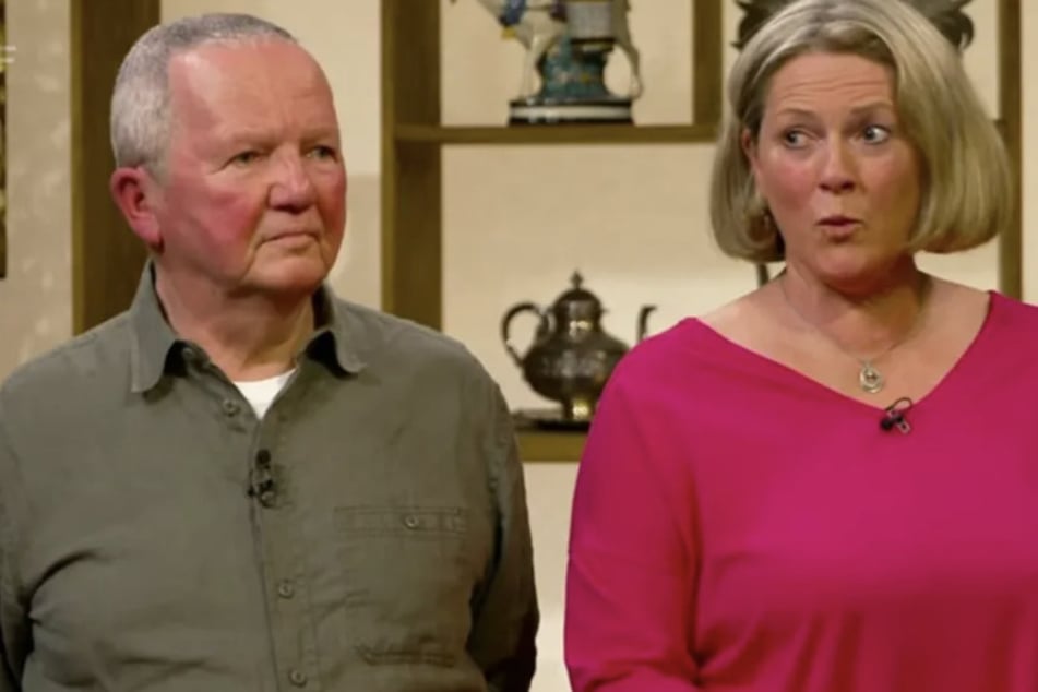 Horst Sonnen aus Düsseldorf und Birgit Farrenkothen aus Solingen wollen bei "Bares für Rares" eine Taschenuhr verkaufen.