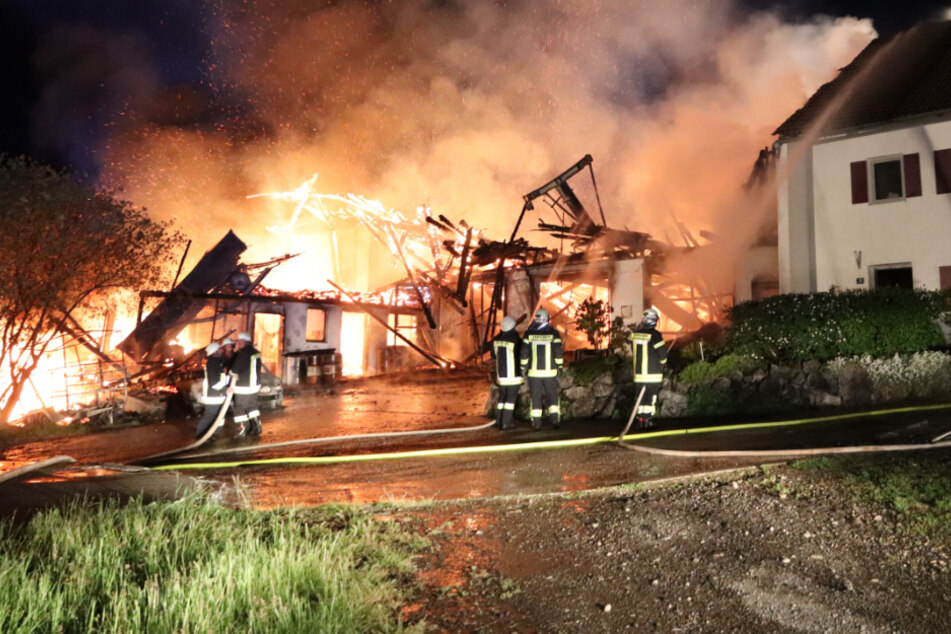 Das Feuer beschädigte auch das angrenzende Wohnhaus.