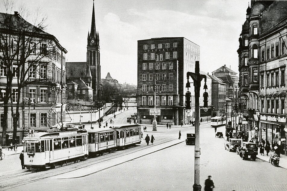 Falkeplatz und St.-Nikolaikirche Ende der 30er-Jahre. Das Gotteshaus wurde 1945 zerstört.