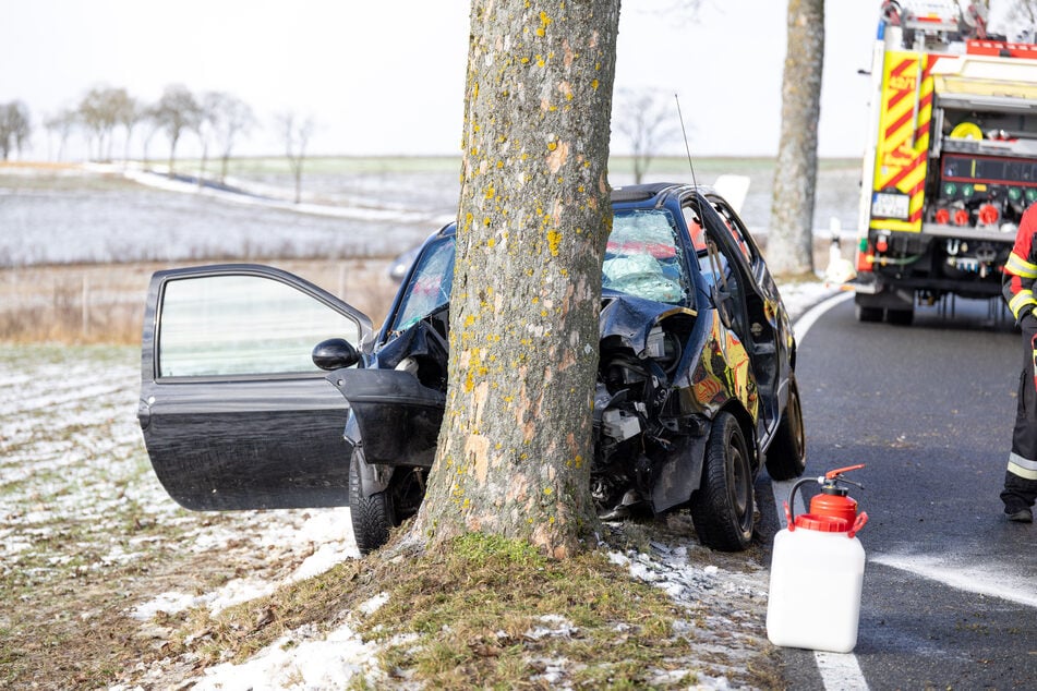 Eine 18-jährige Frau ist bei einem Verkehrsunfall lebensgefährlich verletzt worden.