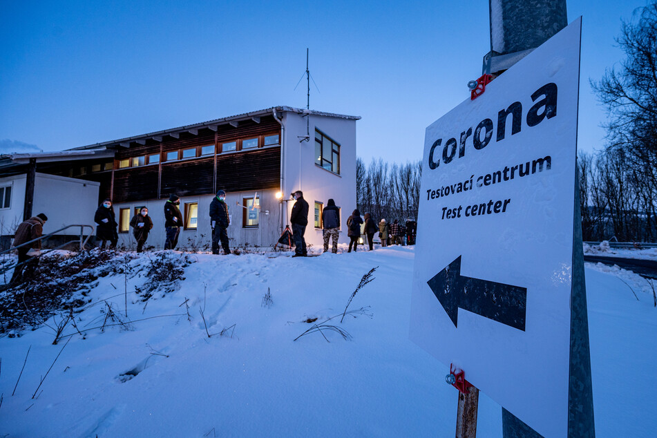 Eine Corona-Teststation an der deutsch-tschechischen Grenze in Furth am Wald. Wegen der strengeren Einreiseregeln für Menschen aus Tschechien nach Deutschland hat es an manchen Grenzübergängen in Bayern teils lange Schlangen an den Teststationen gegeben.