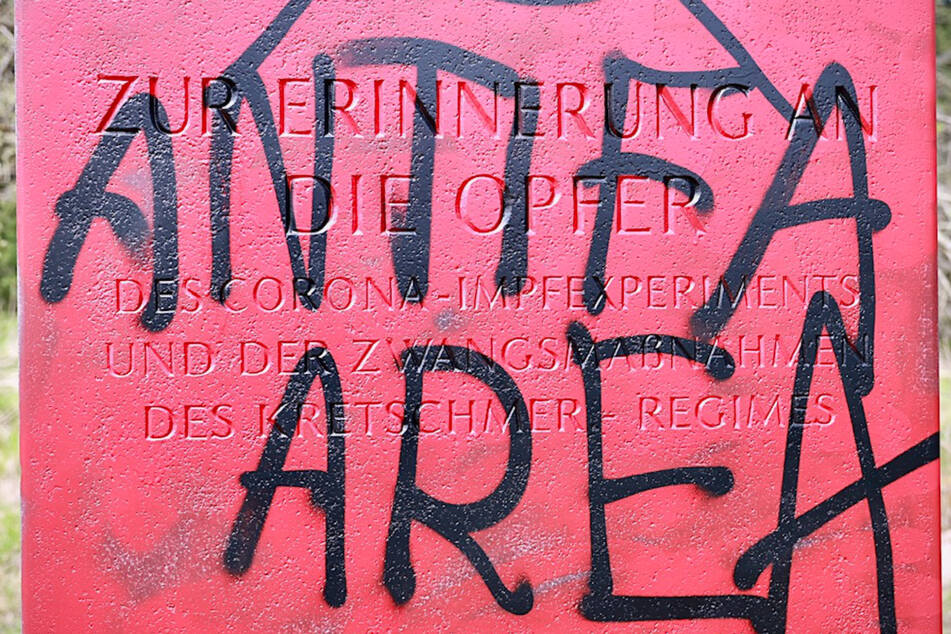 Über der Inschrift, die für viel Unmut sorgte, sprühten Unbekannte am späten Sonntagabend rote Farbe und einen neuen Schriftzug.