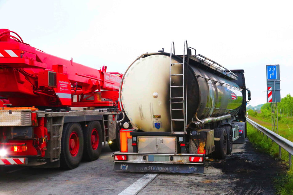Ein Tanklaster mit Milchkonzentrat ist am Dienstagmorgen auf der A7 bei Neumünster in Brand geraten.