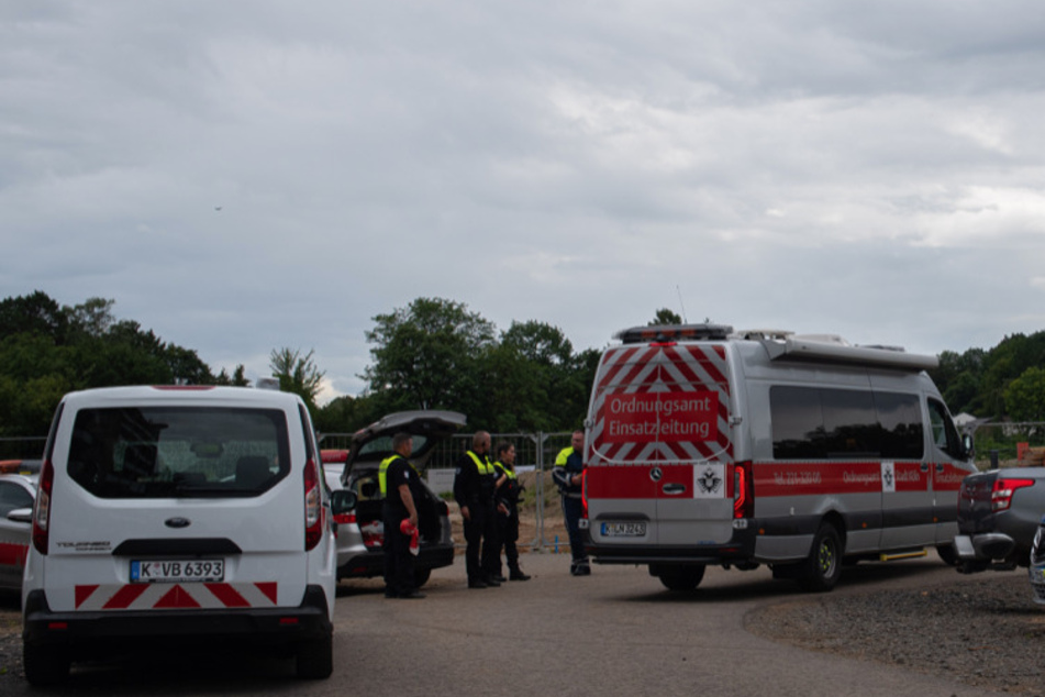 Das Ordnungsamt, die Kölner Verkehrsbetriebe und Polizisten sind am Einsatzort eingetroffen.