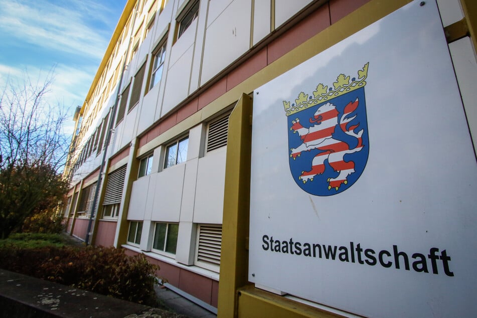Mangels Haftgründen befindet sich der Mann weiterhin auf freiem Fuß. Die Ermittlungen von Polizei und Staatsanwaltschaft dauern an.