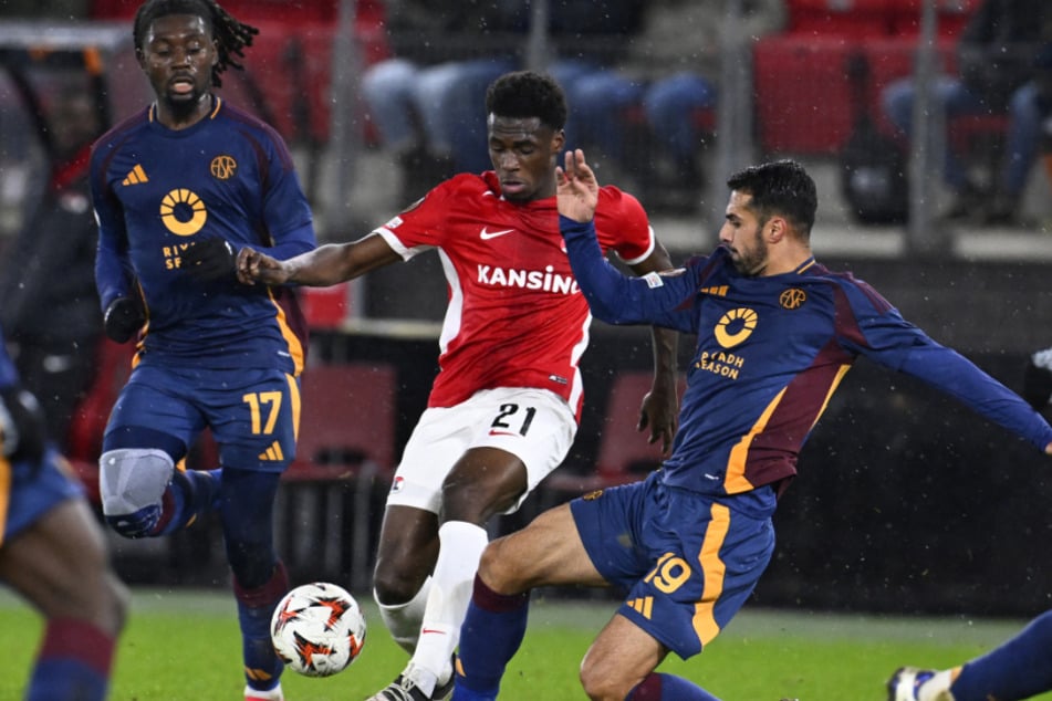 Für den AZ Alkmaar lief Ernest Poku (21, M.) zehnmal in der Europa League auf, hier im Zweikampf mit Zeki Celik (28, r.) von der AS Rom.