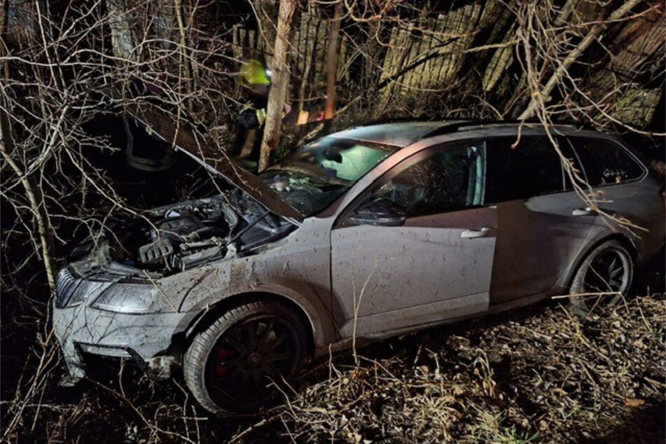 Das Auto wurde bei dem Unfall stark beschädigt und war nicht mehr fahrbereit.