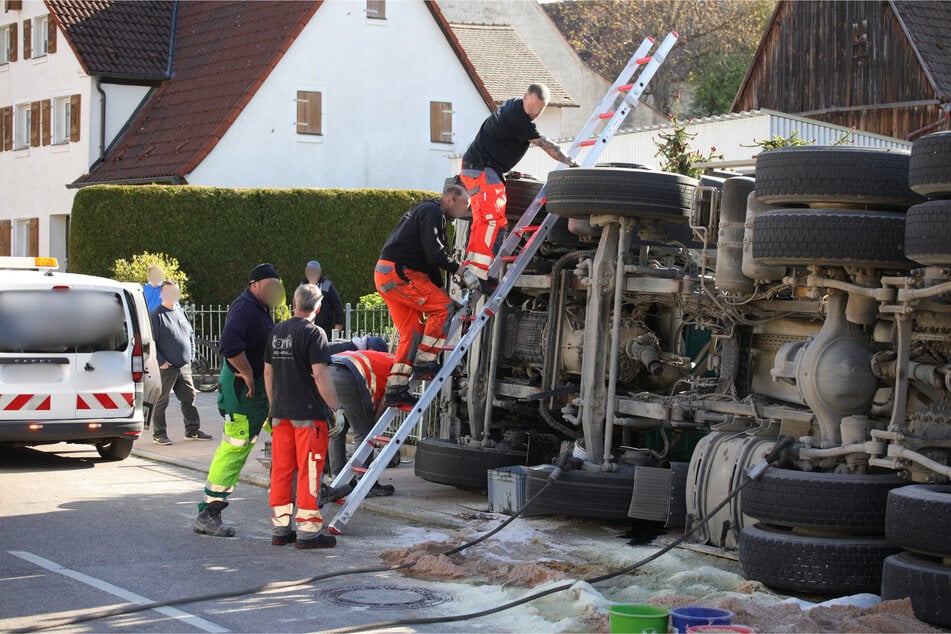 Die Feuerwehr kümmerte sich um die Bergung des Lkws.