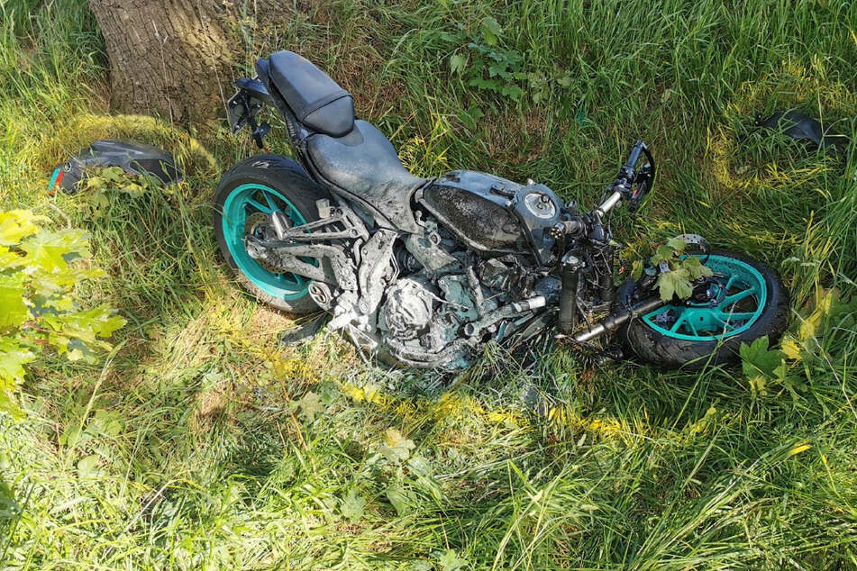 Das Motorrad fing sofort Feuer. Für den 48-jährigen Fahrer kam jede Hilfe zu spät.