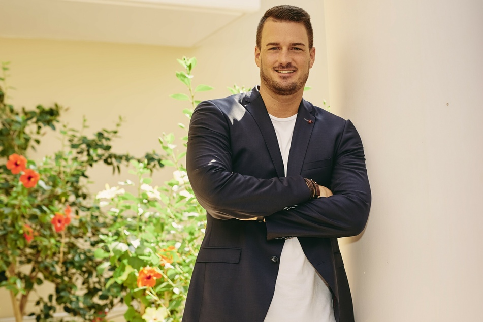 Sebastian (33) aus Hamburg will die Bachelorette von sich überzeugen.