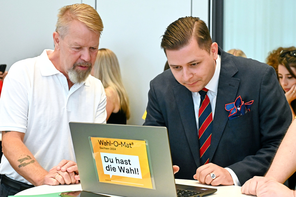 AfD-Abgeordneter Alexander Wiesner (35) beim Ankreuzen.