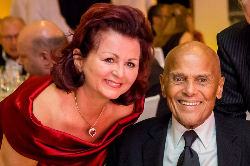 2015 wird Harry Belafonte (r.) von Viola Klein und Hope-Gründer Pfarrer Stefan Hippler mit dem Hope-Award ausgezeichnet.