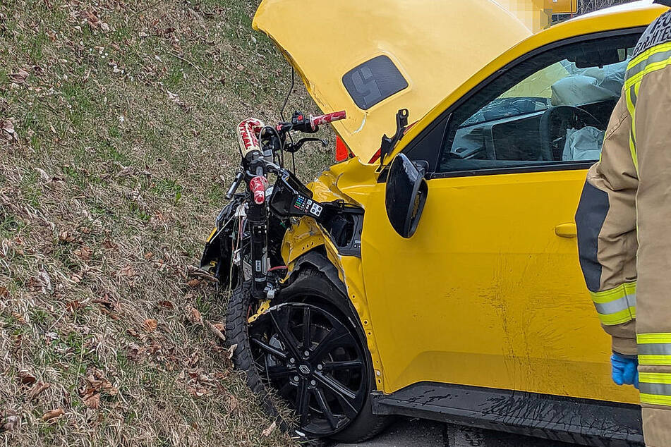 Das Motorrad ist völlig zerstört.