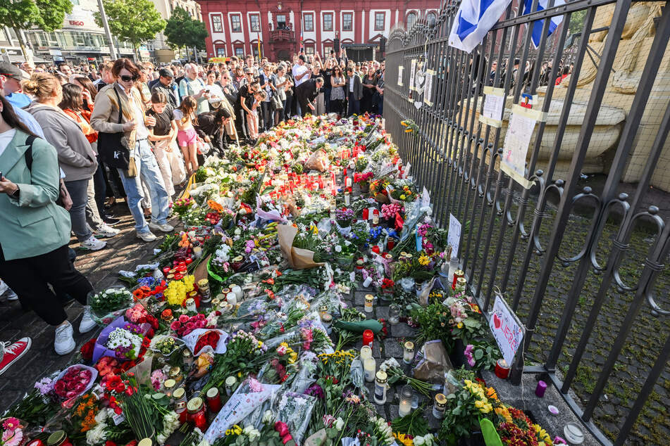 Ein Blumenmeer und viele betroffene Mienen zeugen von dem schrecklichen Mord an Rouven L.