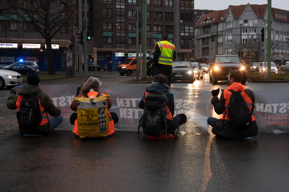 Schon am Montag haben Klimaaktivisten die Autobahnzufahrt in Steglitz blockiert.