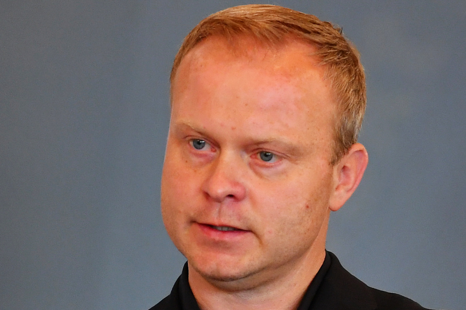 HCE-Sportchef Karsten Wöhler (46) wünscht Nils Gugisch (23) für die Zukunft alles Gute.