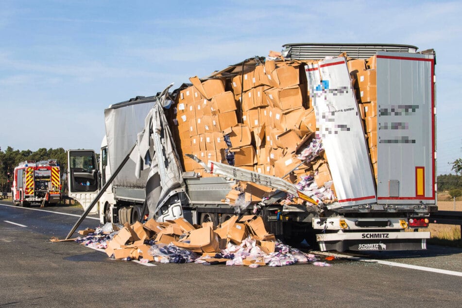 Auf der Autobahn wurde die Ladung nach dem Crash zerstreut.