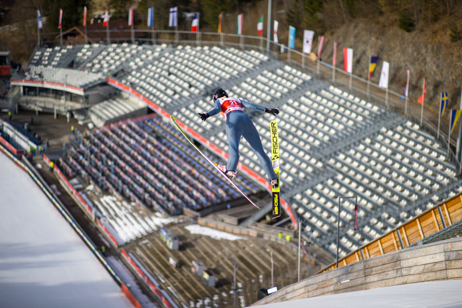 Tetiana Pylypchuk aus der Ukraine fliegt vor den leeren Rängen in Oberstdorf.
