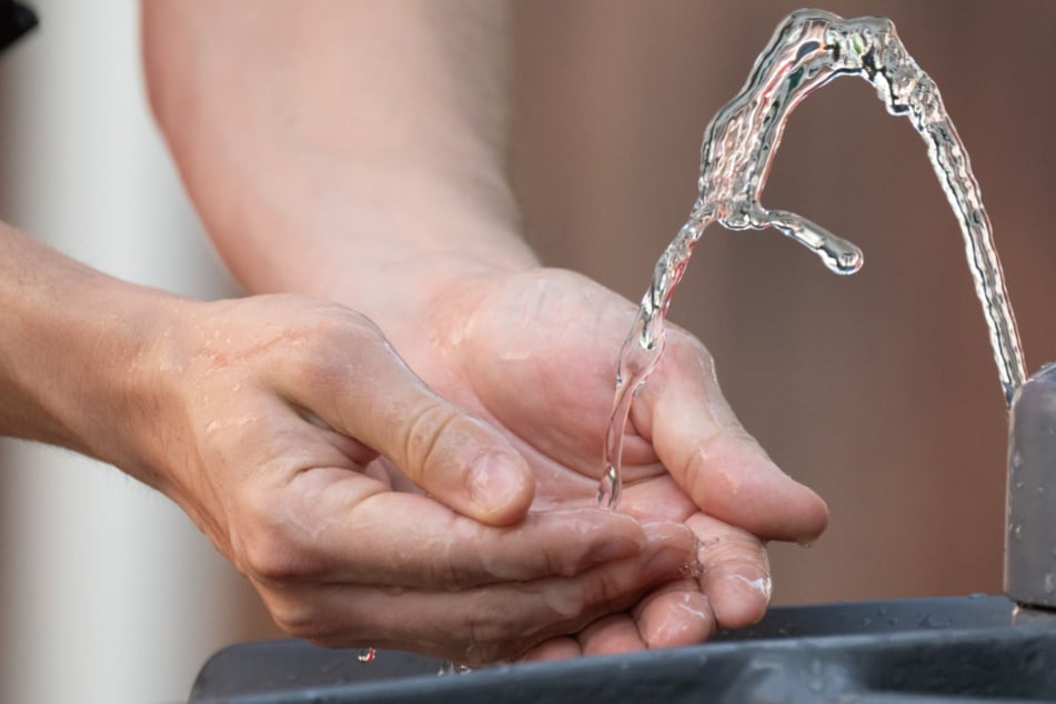Die Feuerwehr appelliert unter anderem dafür, Trinkwasserbrunnen in der Hansestadt zu nutzen. (Symbolfoto)