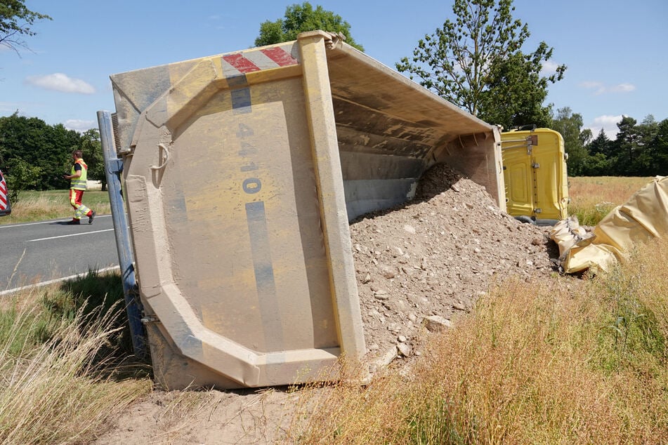 Ein mit Gestein beladener Lkw ist bei Wilsdruff umgekippt.