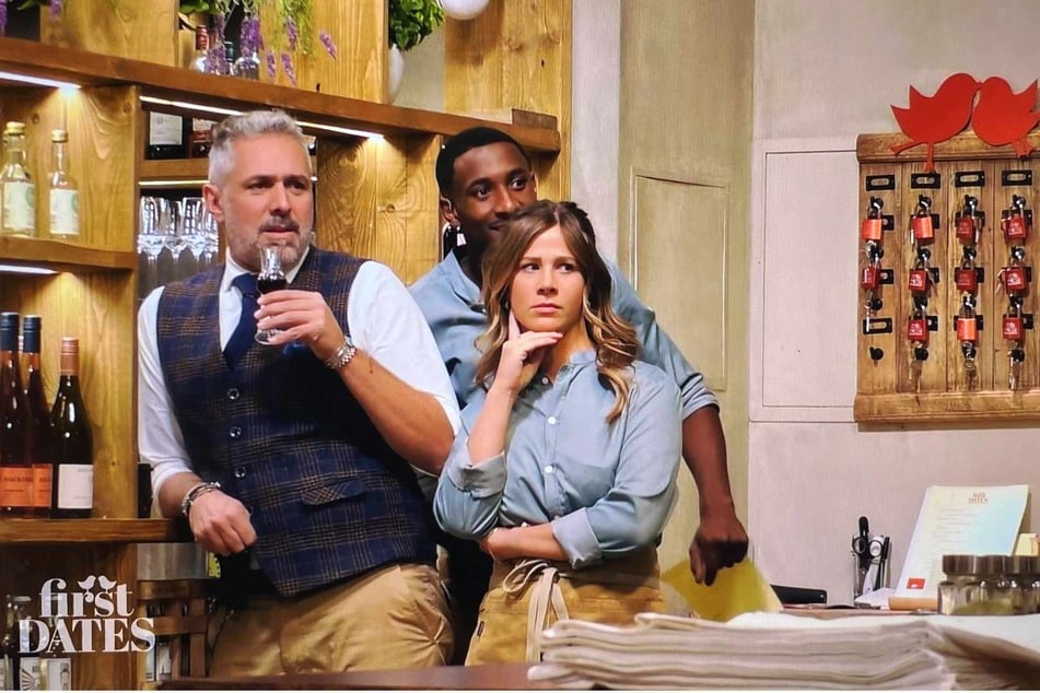 Das "First Dates"-Team schaut gespannt zu, als Pascal seine Streichhölzer auspackt.