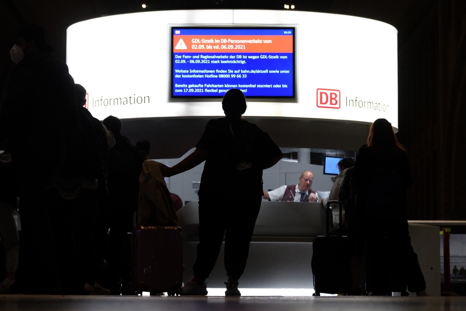 Waiting travelers at Leipzig Central Station: Since Thursday morning, the nationwide strike has also led to numerous train cancellations and delays in Saxony.