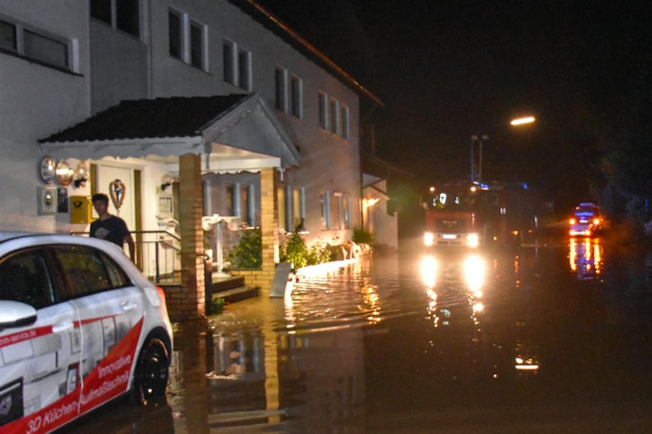 Im niederbayerischen Kopfsberg wurde die Straße vor einem Gasthaus überflutet.