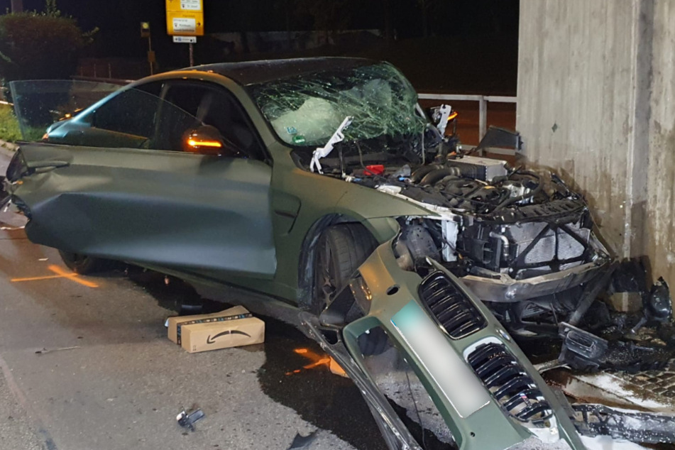 Der hochmotorisierte BMW gleicht einem Wrack.