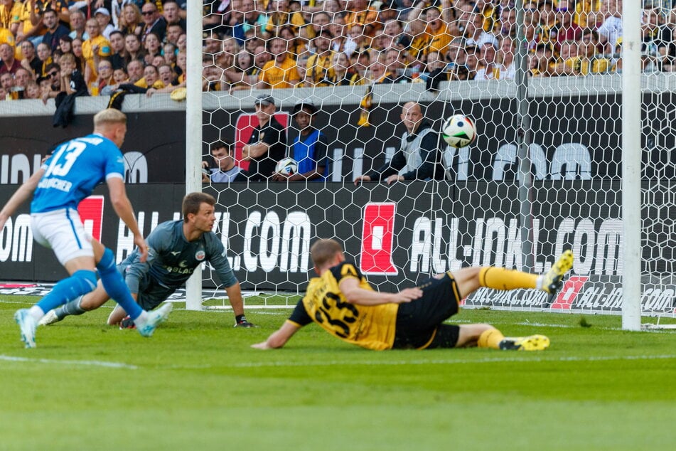 Dynamos Top-Stürmer Christoph Daferner (27, liegend) erzielte im Hinspiel das 1:0 für Dynamo. Rostocks Ryan Naderi (21) glich noch zum 1:1 aus.