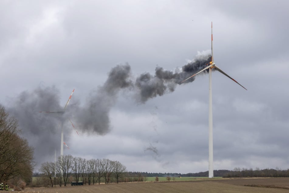 Die Feuerwehr konnte aufgrund der Höhe nichts gegen die Flammen unternehmen.