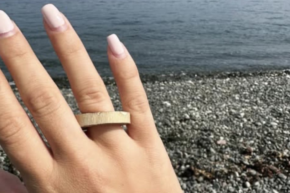 Für seinen Antrag schnitzte Trymacs einen Ring aus Holz.