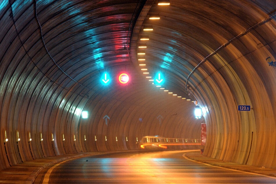 Auch der Rennsteigtunnel, Deutschlands längster Autobahntunnel, ist von den Arbeiten betroffen. (Archivbild)