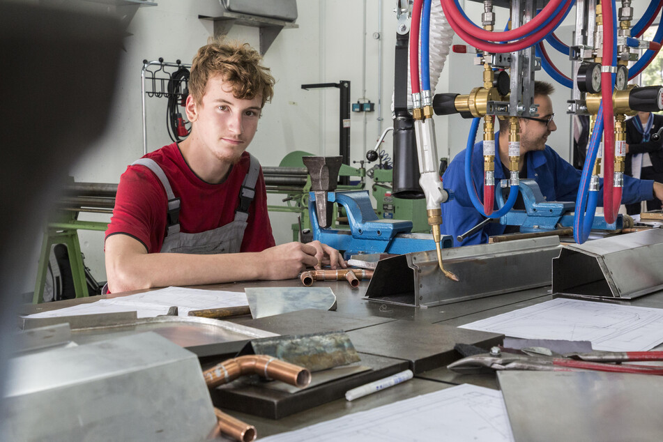 Lernen mit ganz neuen Möglichkeiten: Kevin Kaiser (18) in der Karosseriebau-Werkstatt. Er lernt im dritten Lehrjahr im Bereich Blechbearbeitung.