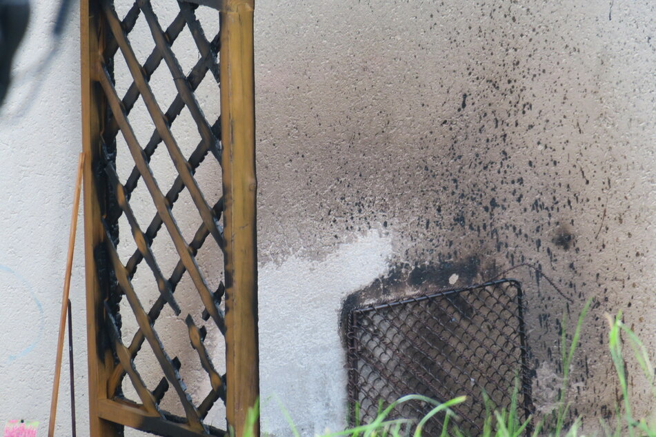 Der Brand drohte, auf eine Hauswand überzugreifen.