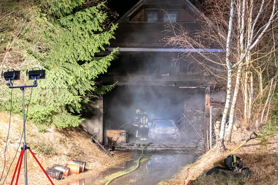 Die Garage und ein darin abgestelltes Auto wurden bei dem Brand zerstört.