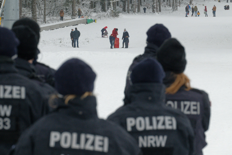 Die Polizei warnt eindringlich davor, am Wochenende in Schneegebiete zu fahren. Es bestehe Lebensgefahr.