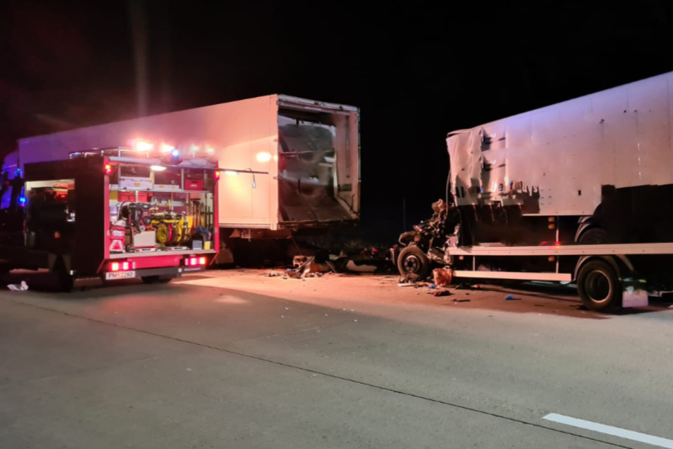 Der Transporter fuhr auf den Lkw auf.
