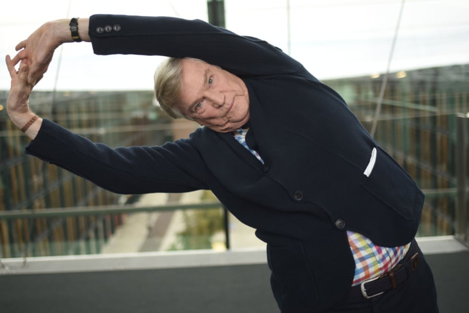 Jochen Busse hält sich seit knapp 40 Jahren mit regelmäßigem Yoga fit.