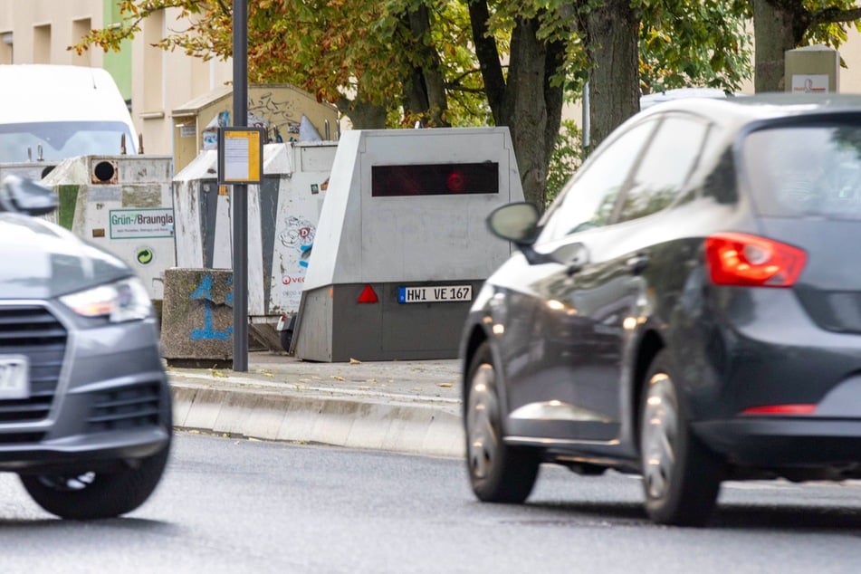 Vor den grauen Containern reiht sich der Superblitzer aktuell auf der Zschertnitzer Straße ein.