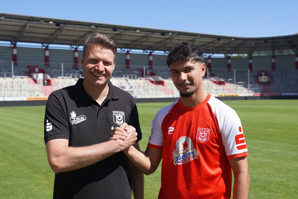 Beim HFC soll Atilgan (im Bild mit Sportchef Marian Unger) schnellstmöglich die Torflaute brechen.