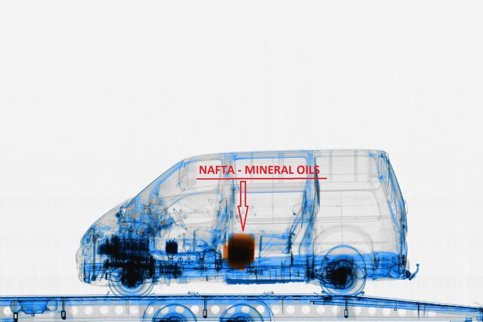 Das Röntgenbild zeig den Schmuggel-Sprit deutlich.