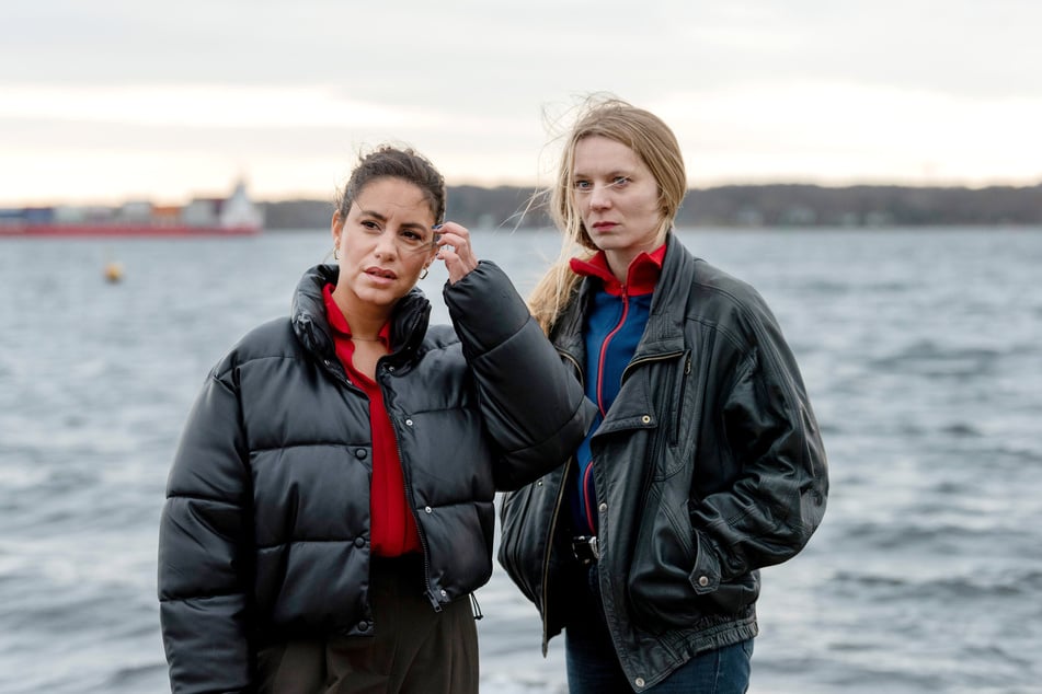 Früher waren sie Freundinnen, nun ermitteln Mila Sahin (Almila Bagriacik, 36, l.) und Anna Nowak (Lilith Stangenberg, 38) als Kolleginnen.