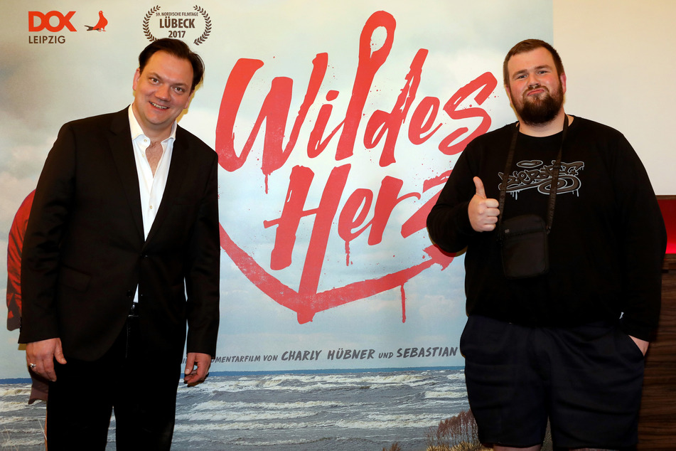 Charly Hübner (50) und Jan "Monchi" Gorkow (35) bei der Vorstellung der Doku "Wildes Herz" 2018 in Rostock. Hübner hatte die Band für den Film drei Jahre mit der Kamera begleitet.