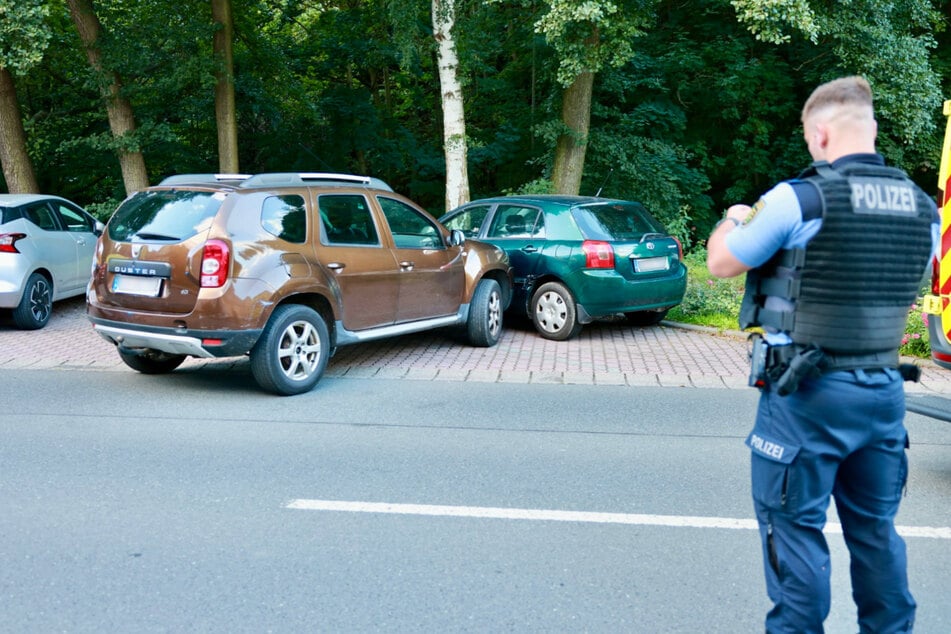 Der Radfahrer wollte den einparkenden Dacia überholen. Mit üblen Folgen.