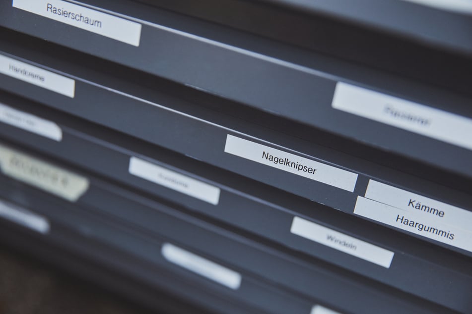 Neben den Sanitäranlagen stehen den Duschgästen auch Kleidung sowie Pflegeartikel zur freien Verfügung.