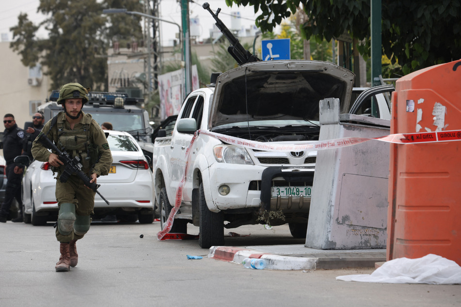 Israelische Soldaten gehen gegen die Angreifer aus dem Gazastreifen vor.