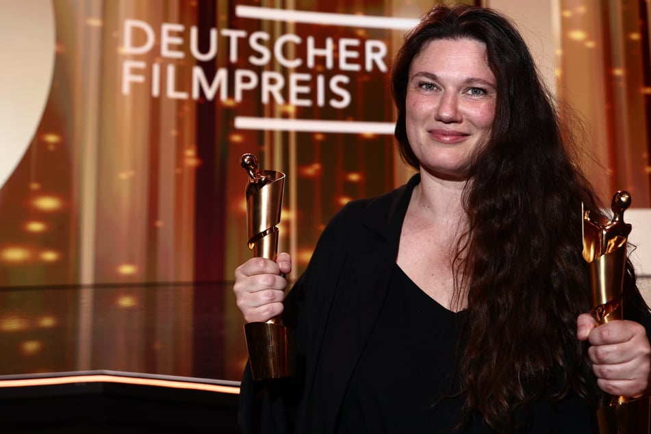 Regisseurin Mascha Schilinski im TAG24-Interview: So reagiert sie auf den Erfolg von "In die Sonne schauen"