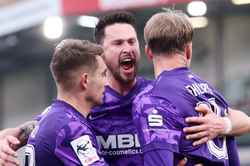 Ausgleich: Aue-Kicker Julian Guttau (l.) jubelt mit seinen Teamkollegen.