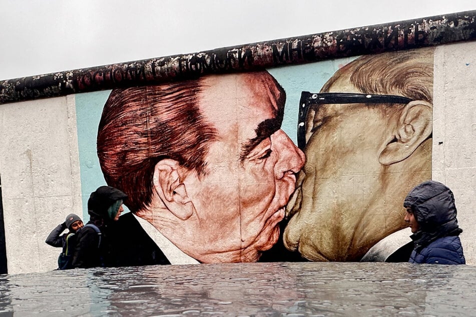 Der eigentliche Bruderkuss zwischen Erich Honecker (r.) und Leonid Breschnew ist noch heute an der "East Side Gallery" in Berlin als Kunstwerk zu sehen.